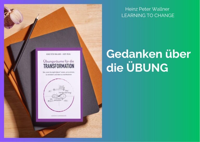 Buch Übungsräume für die Transformation liegt auf einem Schreibtisch