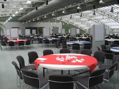 Großer Workshopraum im Design-Center Linz. Der Raum ist mit Tischgruppen für eine Großgruppenkonferenz vorbereitet.