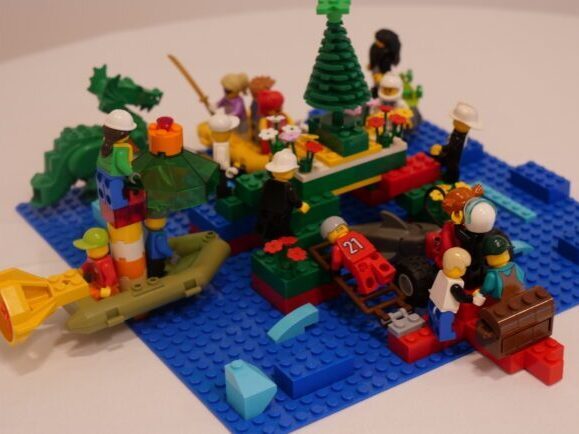 Ein Lego-Objekt aus einer Führungsklausur. Dargestellt wurde die Teamzusammenarbeit.